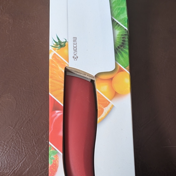 Red Ceramic Santoku Knife From Kyocera - Picture 2 of 4